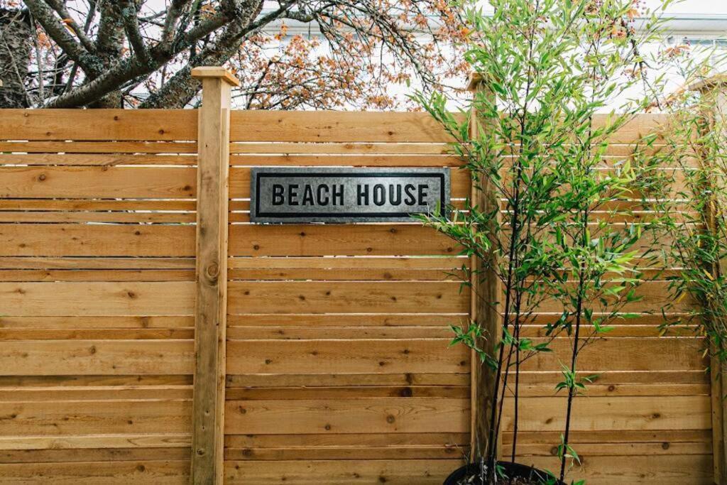 Lovely 2 Bedroom Suite Steps From The Beach Victoria Zewnętrze zdjęcie