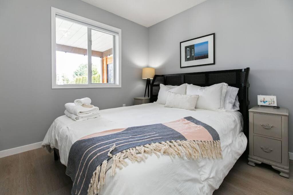Lovely 2 Bedroom Suite Steps From The Beach Victoria Zewnętrze zdjęcie