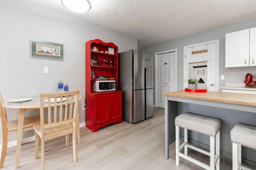 Lovely 2 Bedroom Suite Steps From The Beach Victoria Zewnętrze zdjęcie