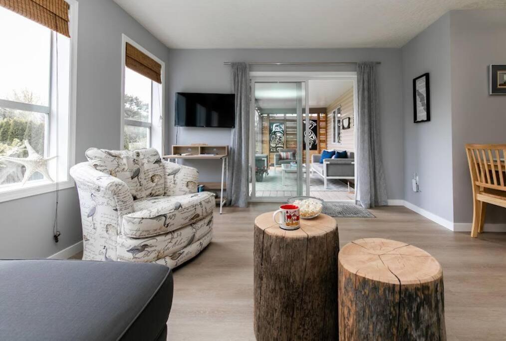 Lovely 2 Bedroom Suite Steps From The Beach Victoria Zewnętrze zdjęcie